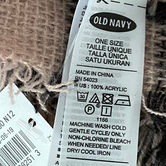 Old Navy Oversized Flannel Scarf NWT - Picture 5 of 5
